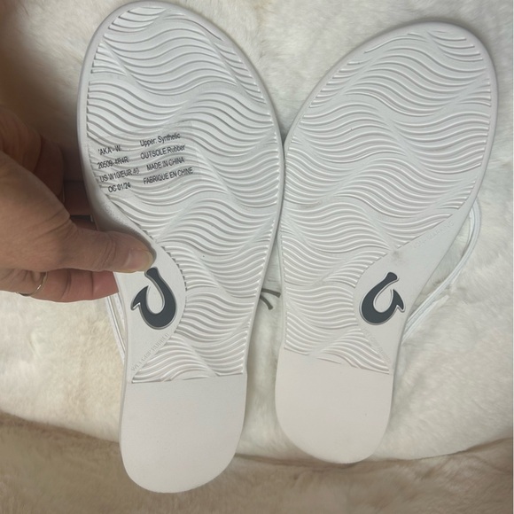 OluKai Aka White Sandals Classic Minimalist Design flip flops NWT Sz-10. RS - Picture 10 of 10